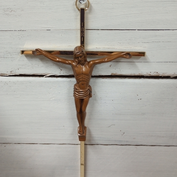 Vintage Metal Gold and Brass Tone Crucifix, wall hanging, Jesus on the Cross. - Picture 1 of 9